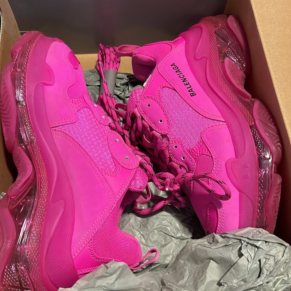 Selling balenciaga triple s fore-scent pink sneakers